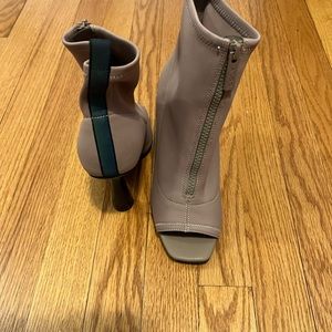 Mauve zipper heel!